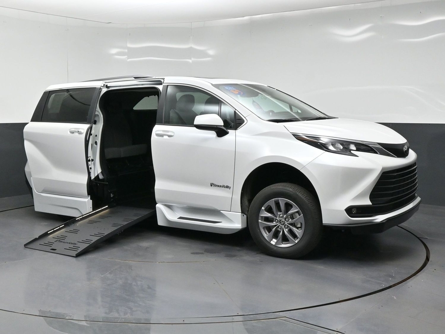 New 2026 Toyota Sienna Hybrid XLE Base - BraunAbility Side Entry Fold Out Automatic Ramp