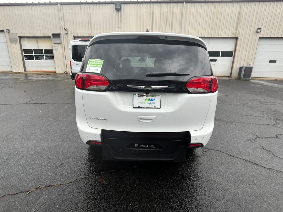 White Chrysler Voyager image number 5