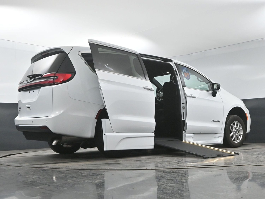 Used 2024 Chrysler Pacifica Touring-L - BraunAbility Side Entry Entry In Floor Automatic Ramp