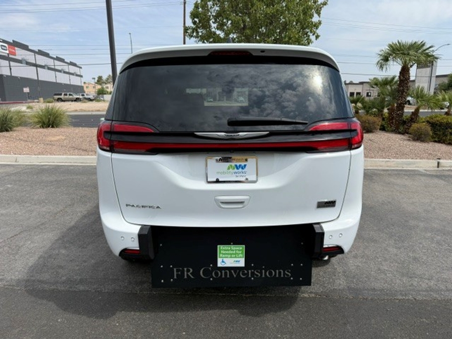 White Chrysler Pacifica image number 1