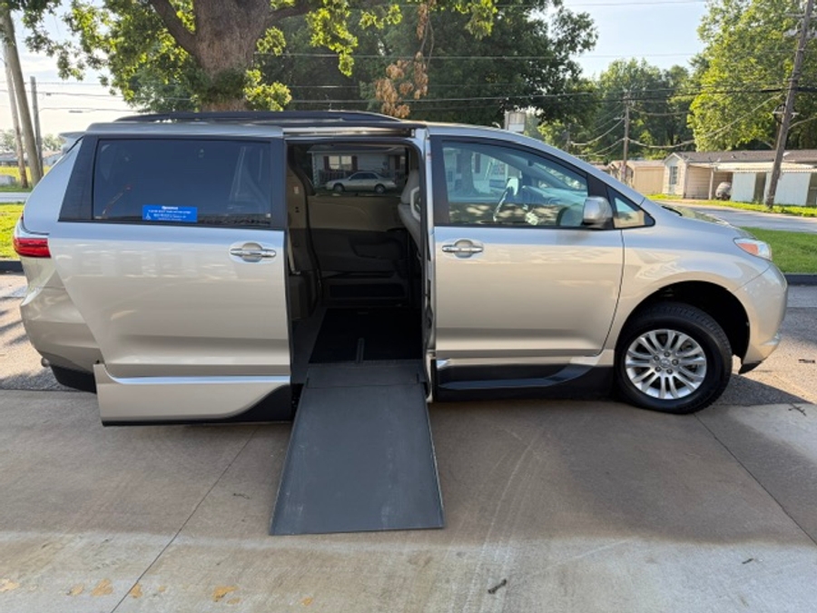 Used 2017 Toyota Sienna XLE - VMI Side Entry In Floor Automatic Ramp