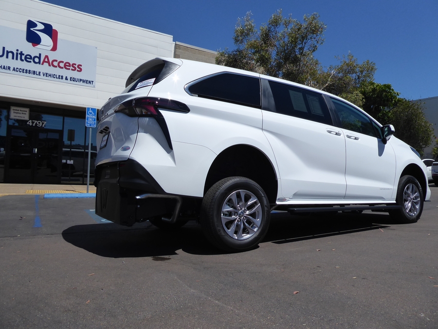 New 2026 Toyota Sienna Hybrid LE - Vantage Mobility Rear Entry Fold Out Manual Ramp