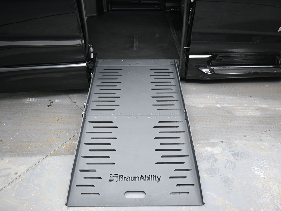 Black Chrysler Pacifica image number 10