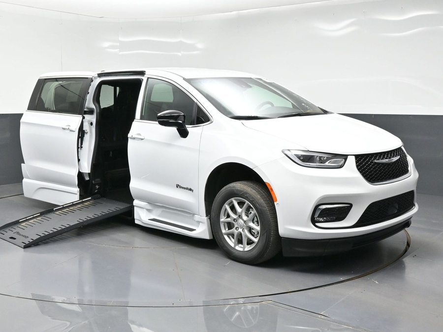 2026 Chrysler Pacifica Select's photo