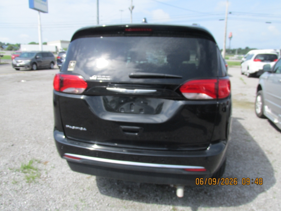 Black Chrysler Pacifica image number 6