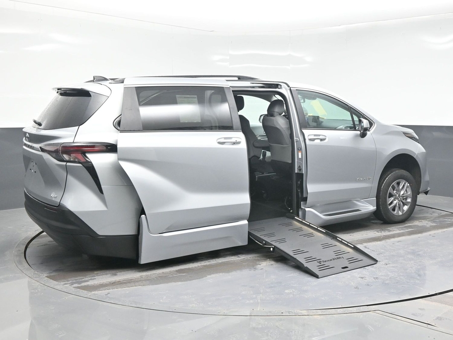 New 2025 Toyota Sienna Hybrid XLE Plus - BraunAbility Side Entry Entry Fold Out Automatic Ramp