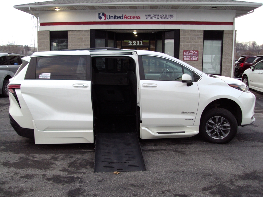 Used 2021 Toyota Sienna Hybrid XLE Base - BraunAbility Side Entry Entry Fold Out Automatic Ramp
