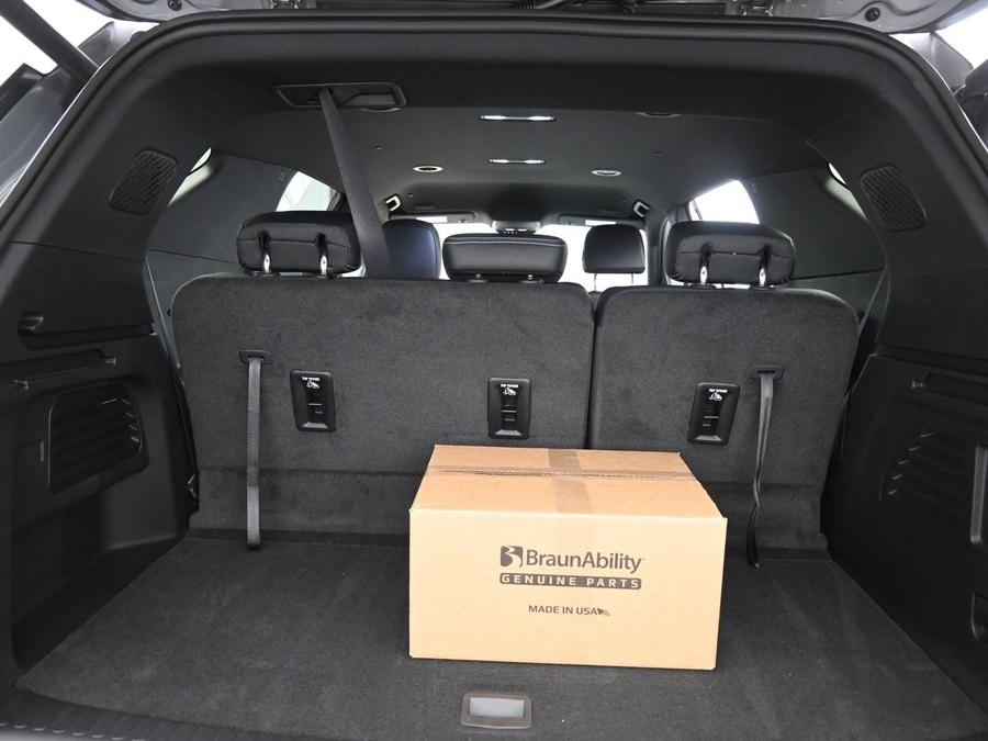 New 2026 Chevrolet Traverse 1LT Midnight - BraunAbility Side Entry Entry In Floor Automatic Ramp