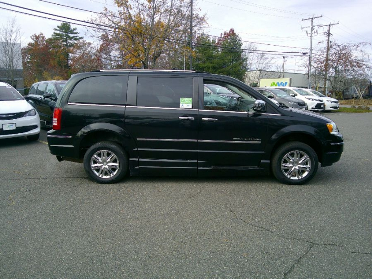 Black Chrysler Town and Country image number 18