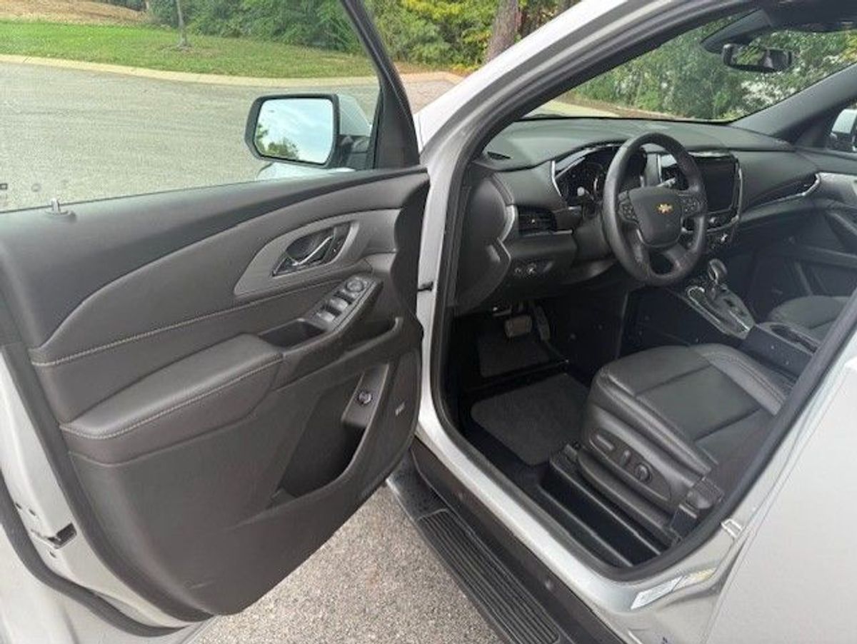 Silver Chevrolet Traverse image number 1