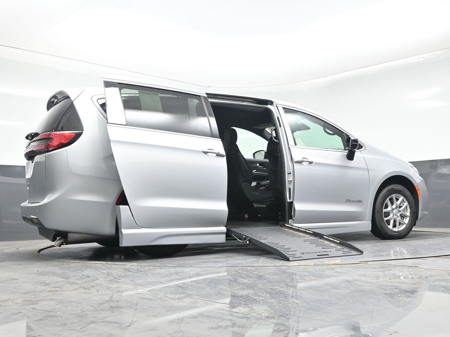 New 2026 Chrysler Pacifica Select Safety - BraunAbility Side Entry Entry Fold Out Automatic Ramp