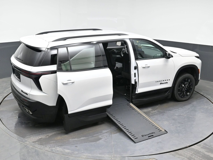 New 2025 Chevrolet Traverse 1LT Midnight - BraunAbility Side Entry Entry In Floor Automatic Ramp