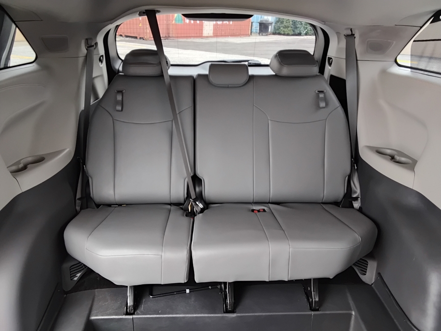 Silver Toyota Sienna image number 9