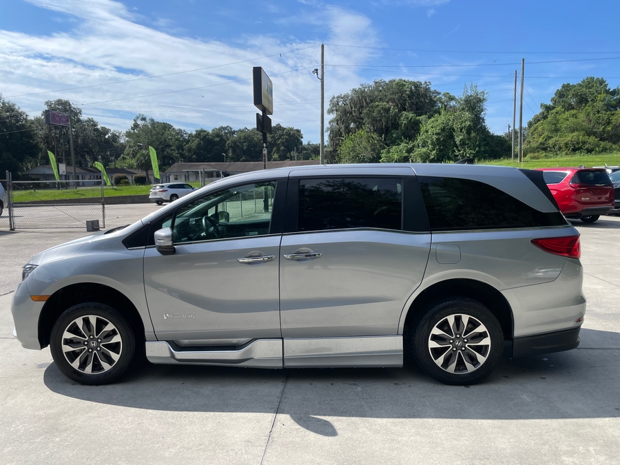 Silver Honda Odyssey image number 1