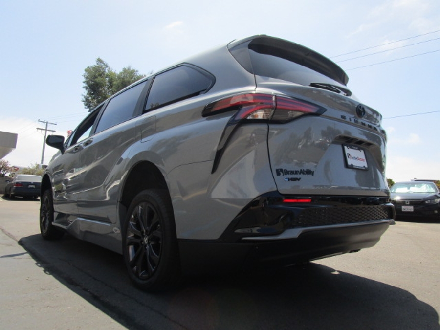 New 2025 Toyota Sienna Hybrid XSE Sport - BraunAbility Side Entry Entry In Floor Automatic Ramp