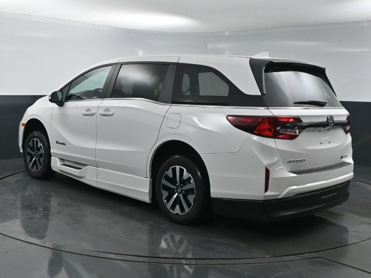 White Honda Odyssey image number 4