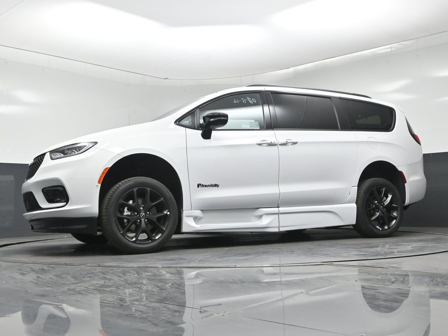 New 2026 Chrysler Pacifica Select Sport - BraunAbility Side Entry Fold Out Automatic Ramp