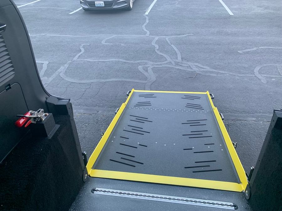 New 2026 Toyota Sienna Hybrid LE - Vantage Mobility Rear Entry Entry Fold Out Manual Ramp