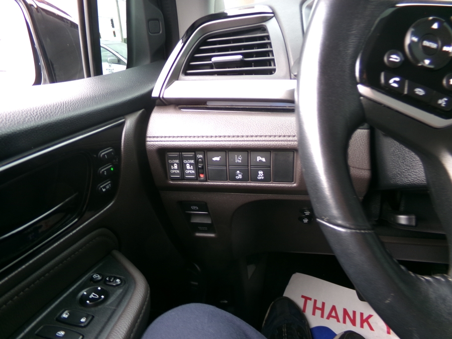 White Honda Odyssey image number 9