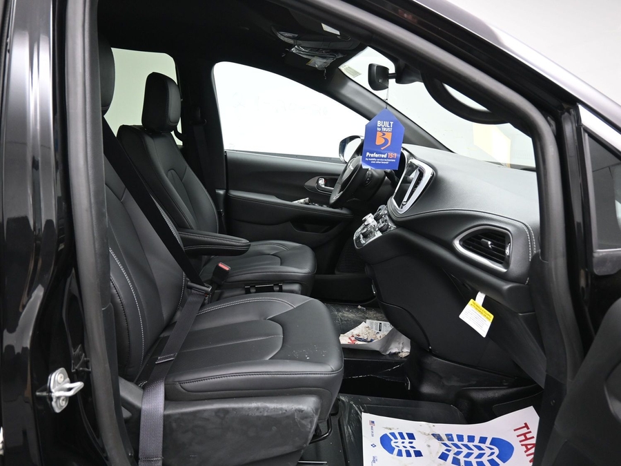 Black Chrysler Pacifica image number 8