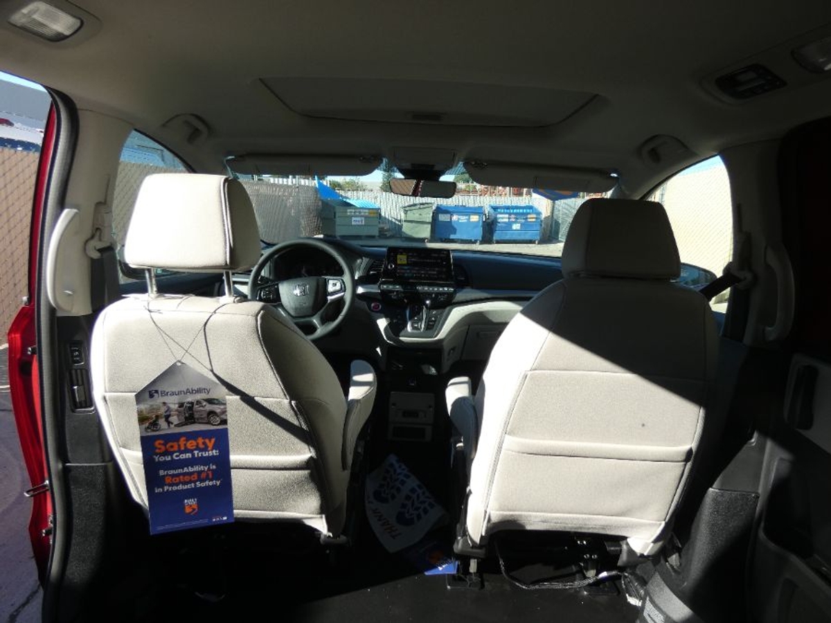 Red Honda Odyssey image number 12
