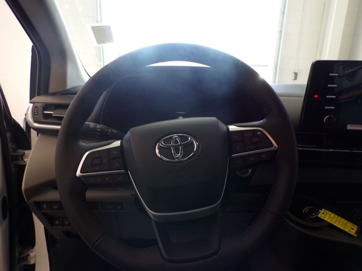 White Toyota Sienna image number 6