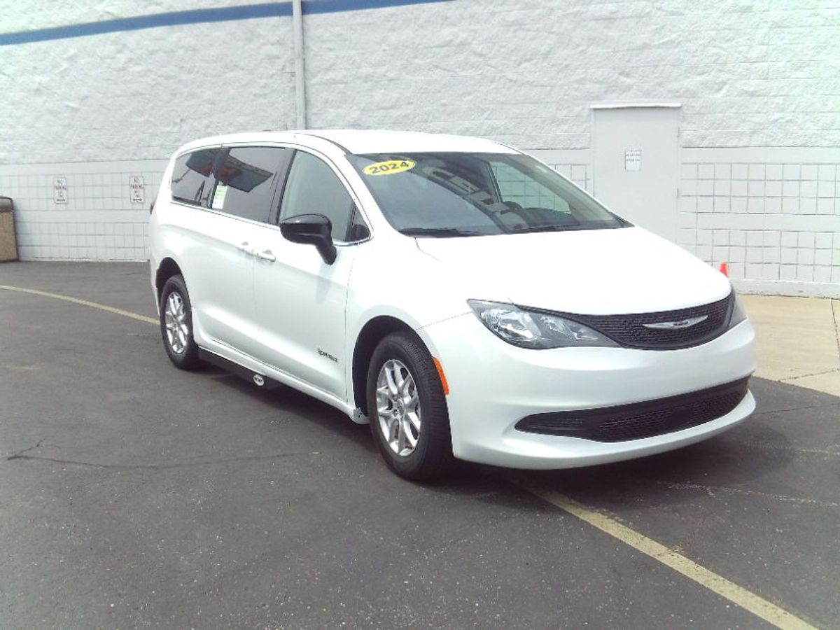 White Chrysler Voyager image number 16