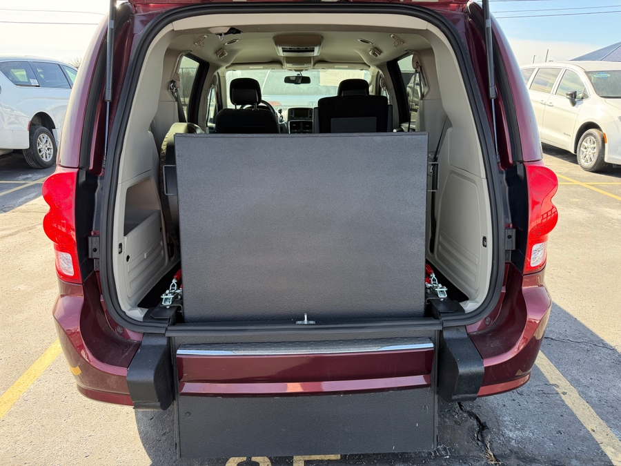 Used 2017 Dodge Grand Caravan SE - International Mobility Rear Entry Entry Fold Out Manual Ramp