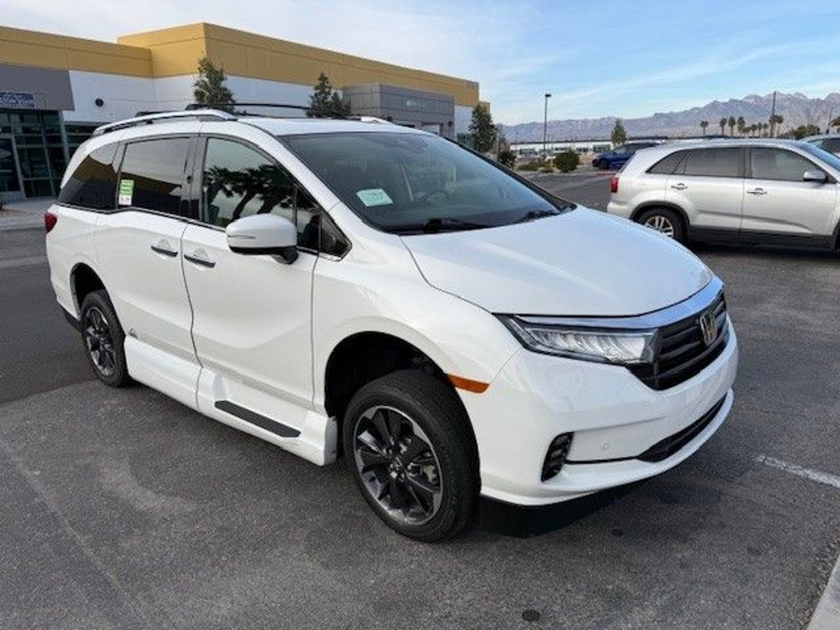 White Honda Odyssey image number 6