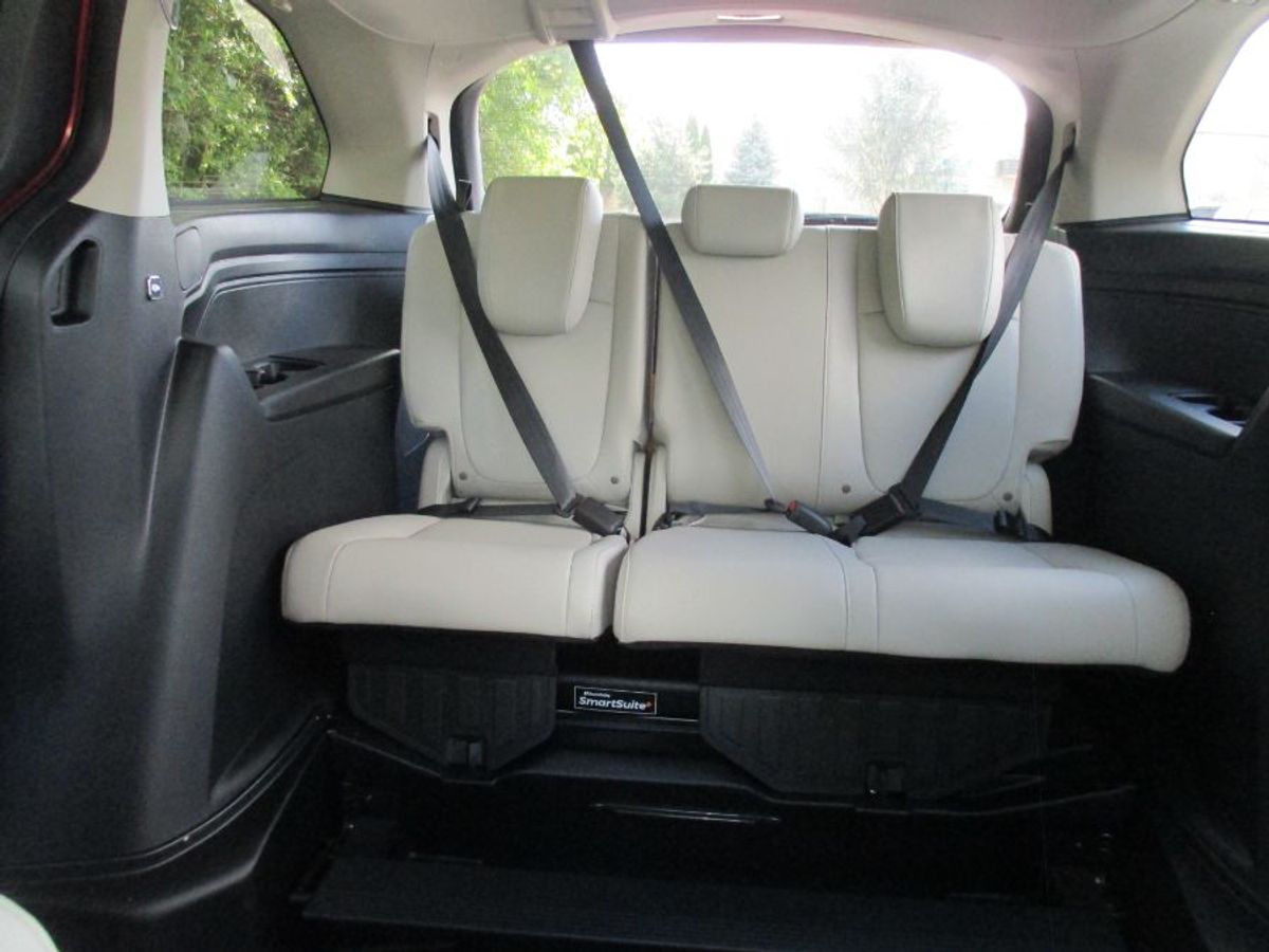 Red Honda Odyssey image number 10