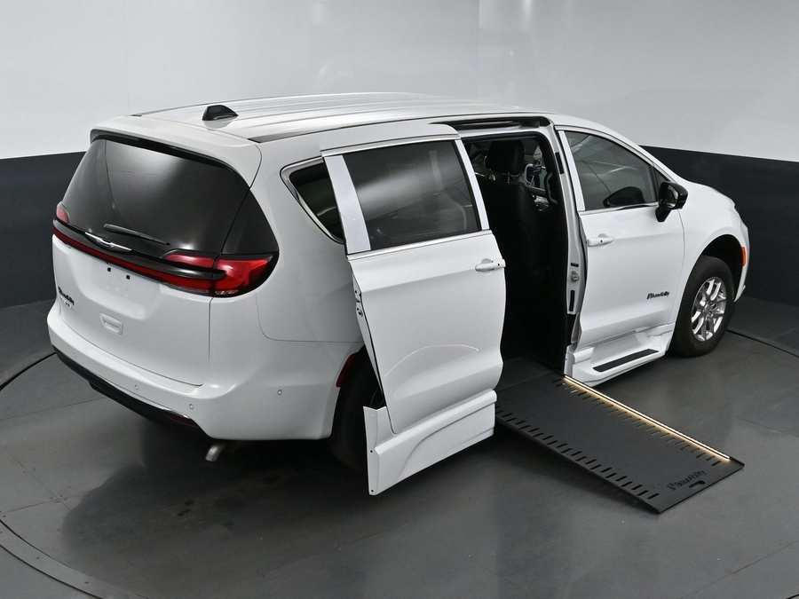 New 2025 Chrysler Pacifica Select Safety - BraunAbility Side Entry Entry In Floor Automatic Ramp