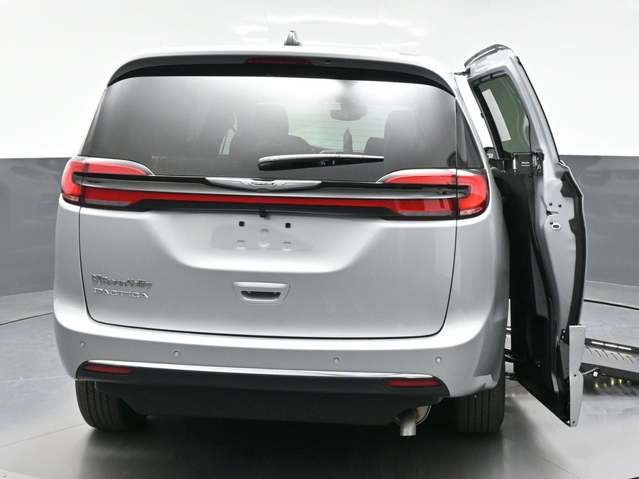 Silver Chrysler Pacifica image number 5