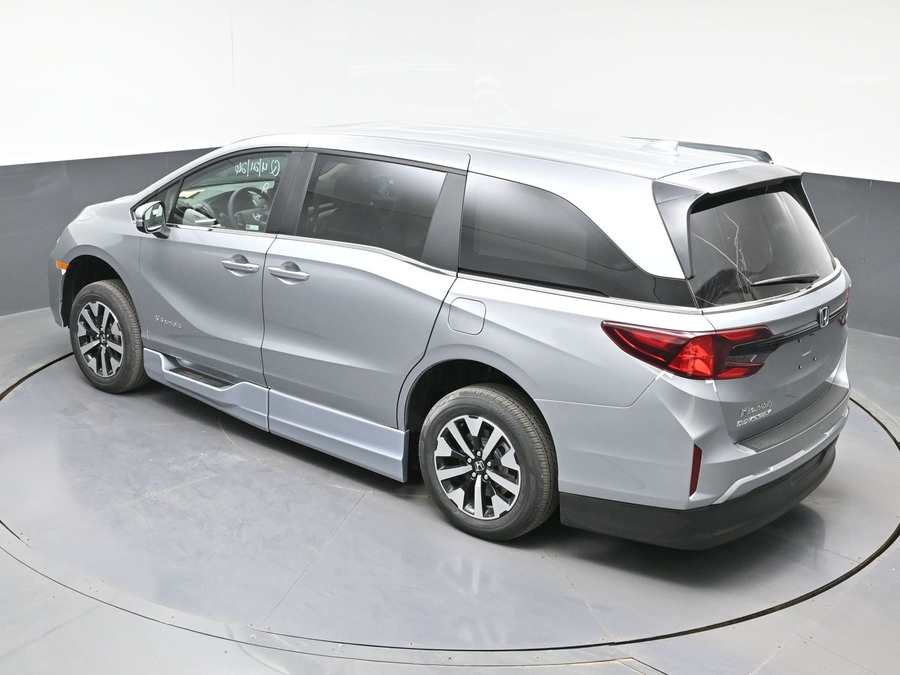 Silver Honda Odyssey image number 21
