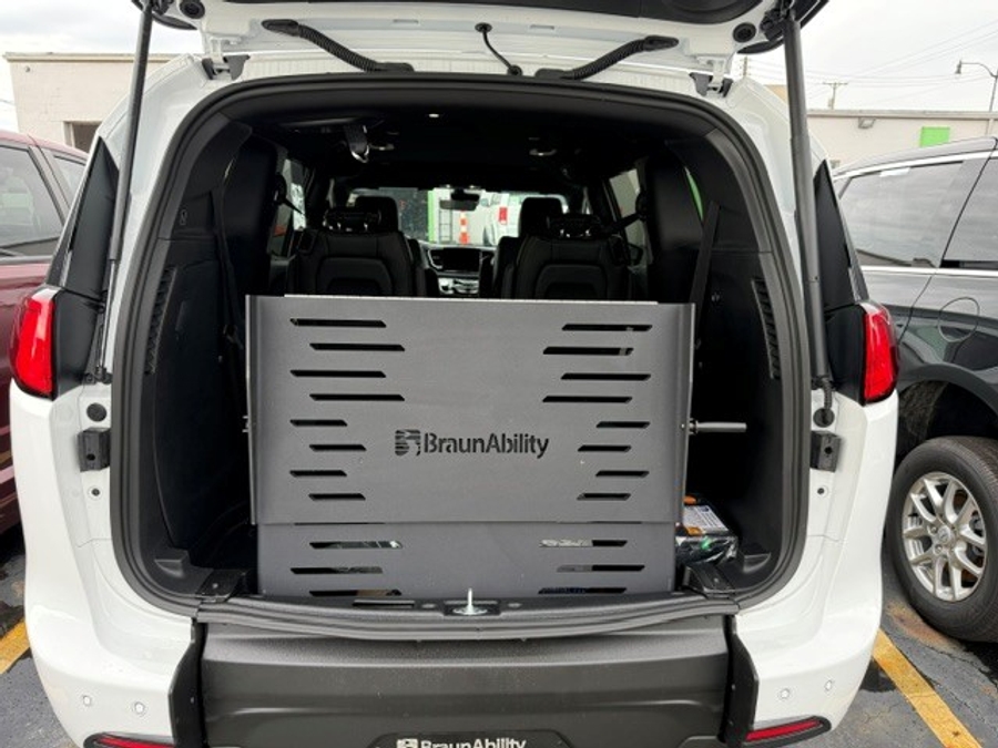 White Chrysler Voyager image number 5