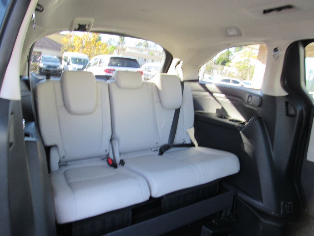 Blue Honda Odyssey image number 10