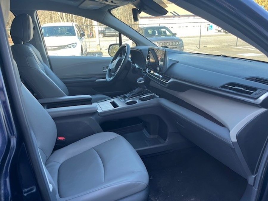Blue Toyota Sienna image number 10