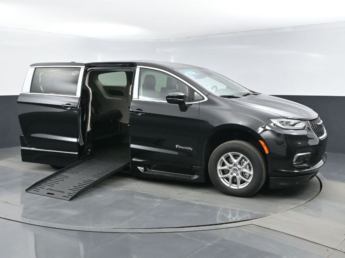 Black Chrysler Pacifica image number 17