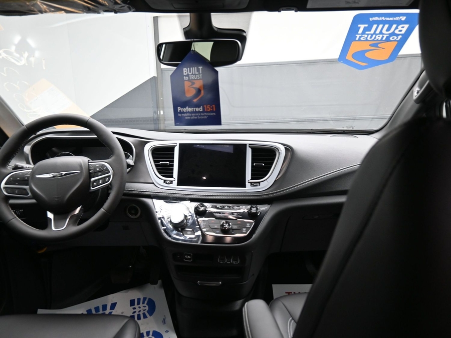 New 2025 Chrysler Pacifica Select Safety - BraunAbility Side Entry Entry Fold Out Automatic Ramp