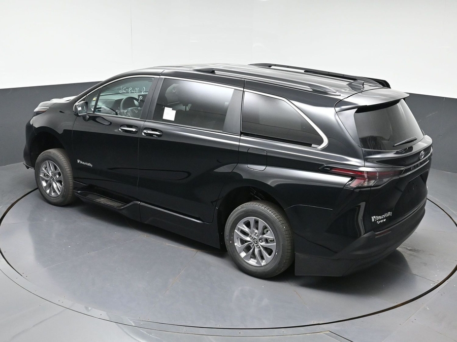 New 2026 Toyota Sienna Hybrid XLE Add - BraunAbility Side Entry Fold Out Automatic Ramp