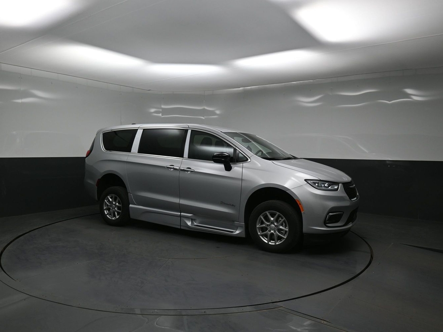New 2026 Chrysler Pacifica Select Safety - BraunAbility Side Entry Entry In Floor Automatic Ramp