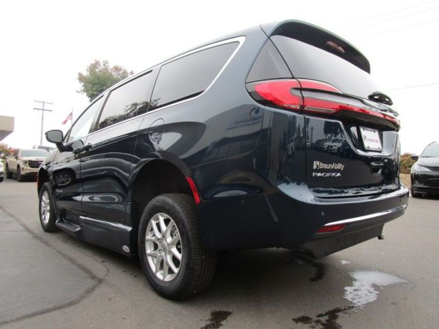 New 2025 Chrysler Pacifica Select Safety - BraunAbility Side Entry Entry In Floor Automatic Ramp
