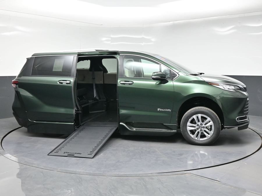 New 2026 Toyota Sienna Hybrid Limited - BraunAbility Side Entry In Floor Automatic Ramp