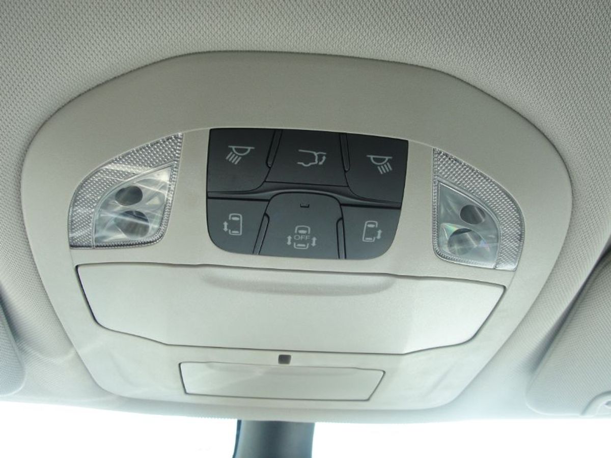 White Chrysler Pacifica image number 12