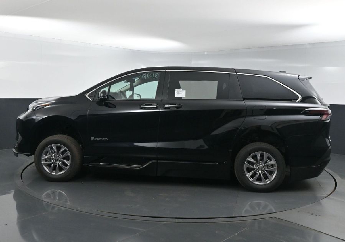 Black Toyota Sienna image number 4