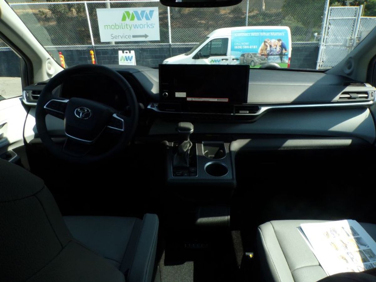 White Toyota Sienna image number 9