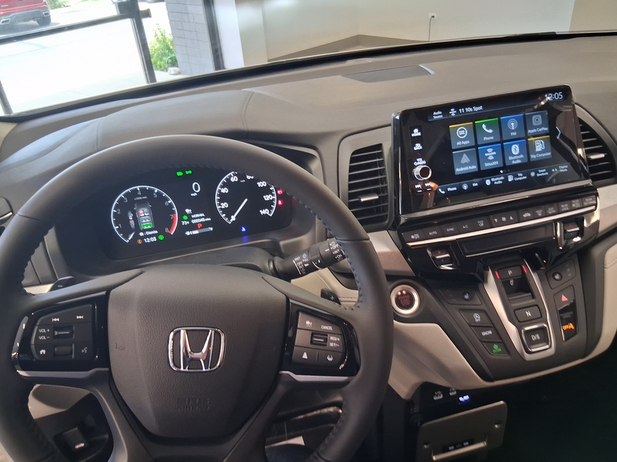 White Honda Odyssey image number 12