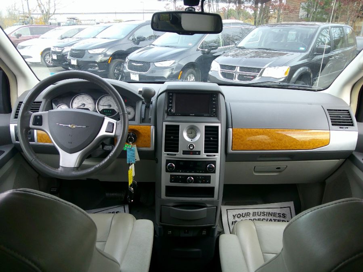 Black Chrysler Town and Country image number 5