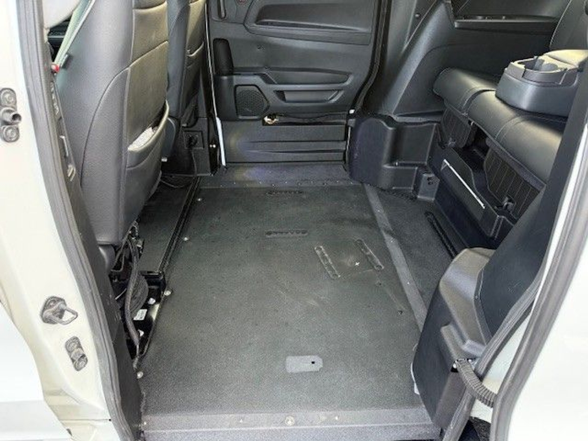 White Honda Odyssey image number 12