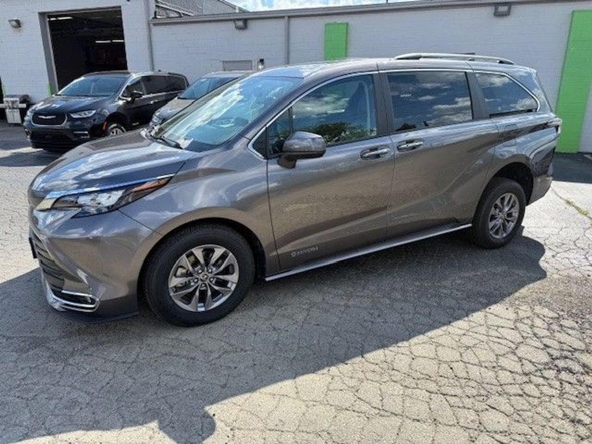 Grey Toyota Sienna image number 6