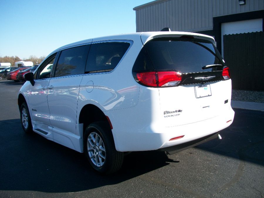 White Chrysler Voyager image number 6